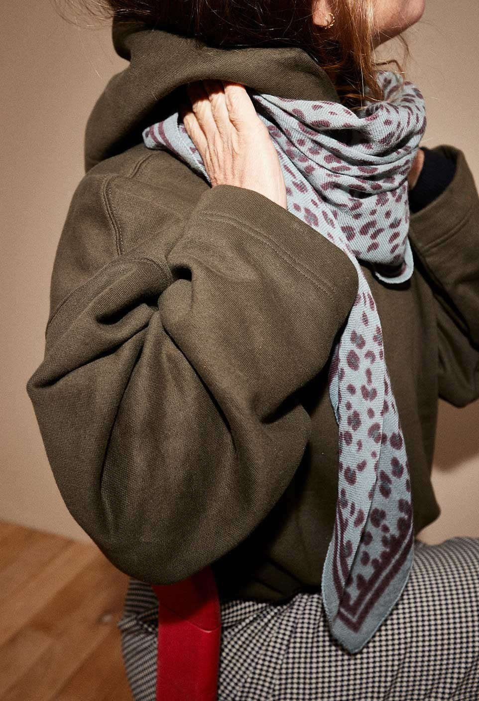 Foulard en laine Léopard acier Gabrielle Paris