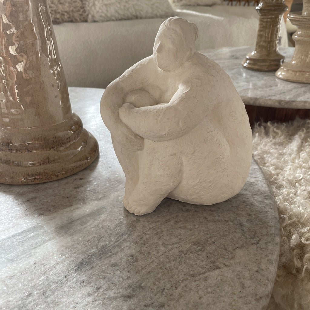 Déco femme Assise écru L14 P14 H17,5cm